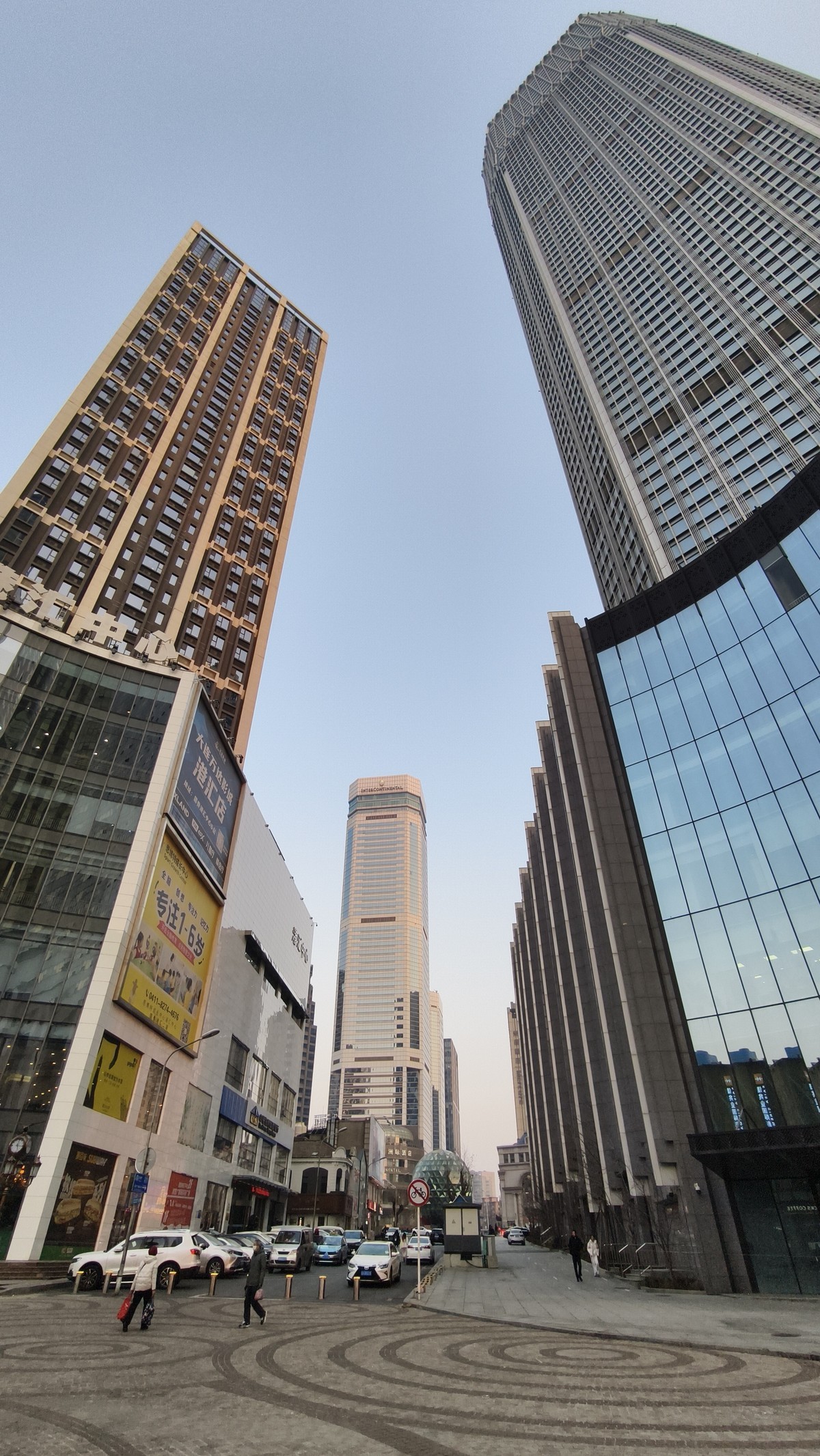 到 处 都 是 高 楼 大 厦 ，人 在 哪 ？