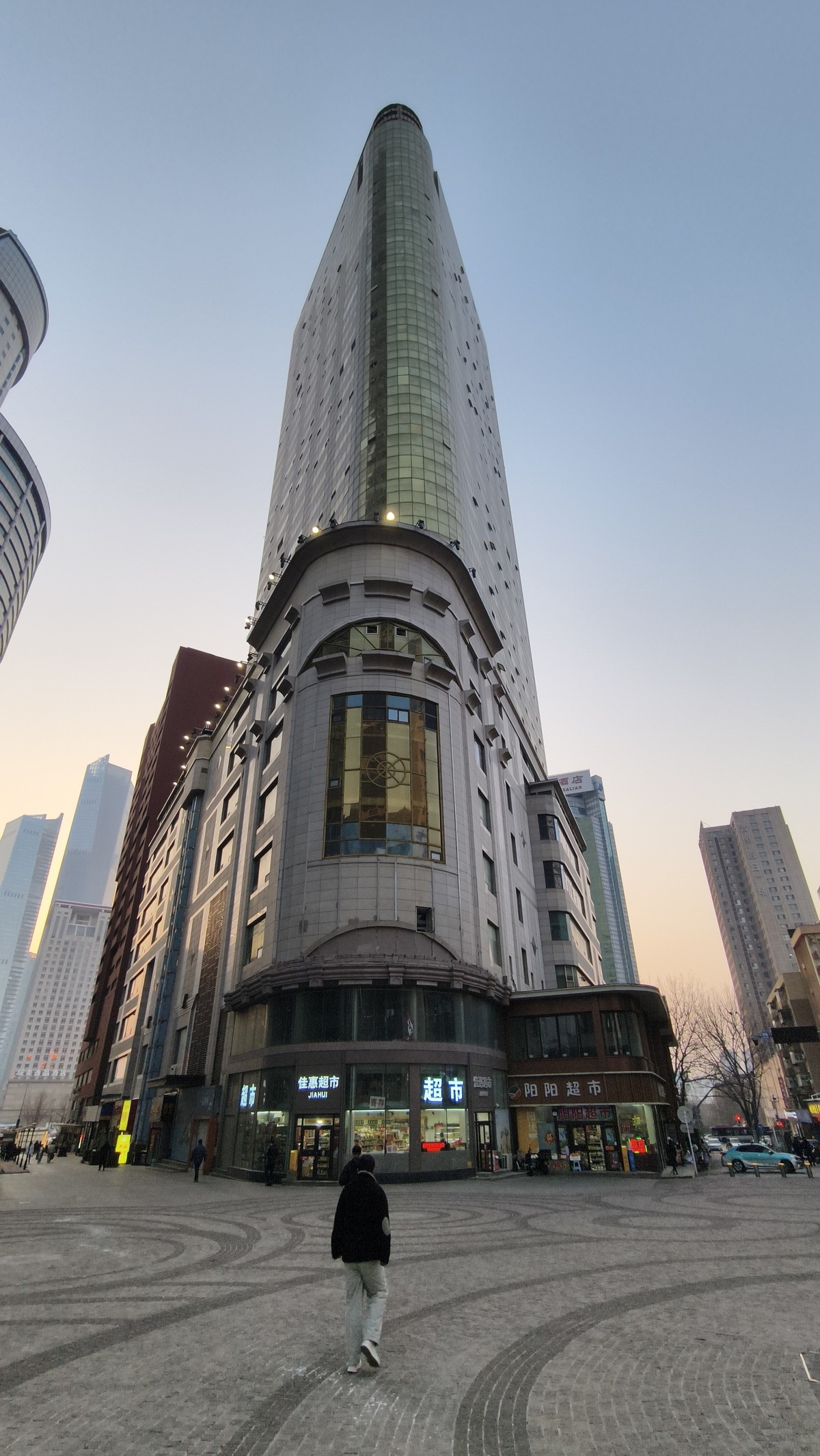 到 处 都 是 高 楼 大 厦 ，人 在 哪 ？