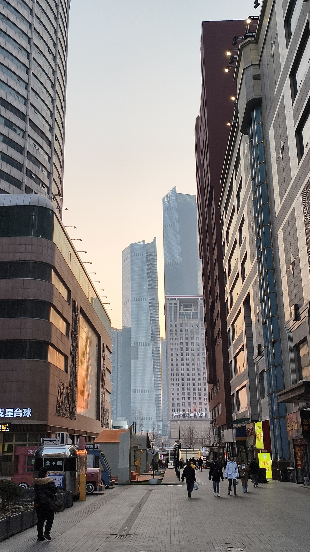 到 处 都 是 高 楼 大 厦 ，人 在 哪 ？