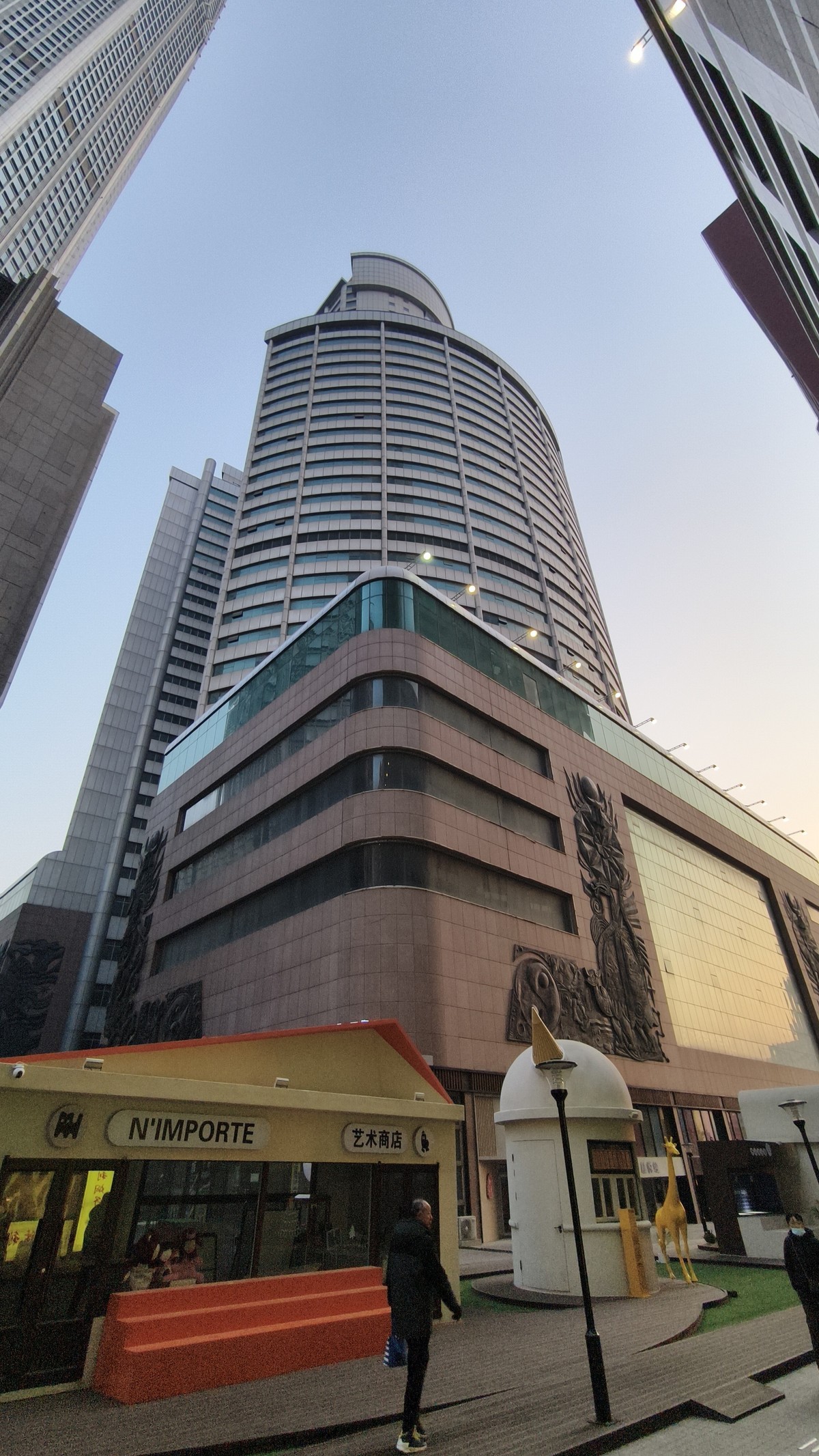 到 处 都 是 高 楼 大 厦 ，人 在 哪 ？