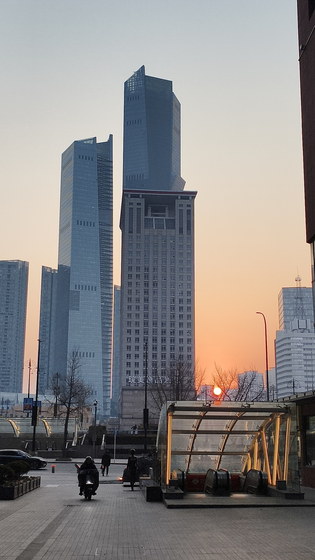 到 处 都 是 高 楼 大 厦 ，人 在 哪 ？