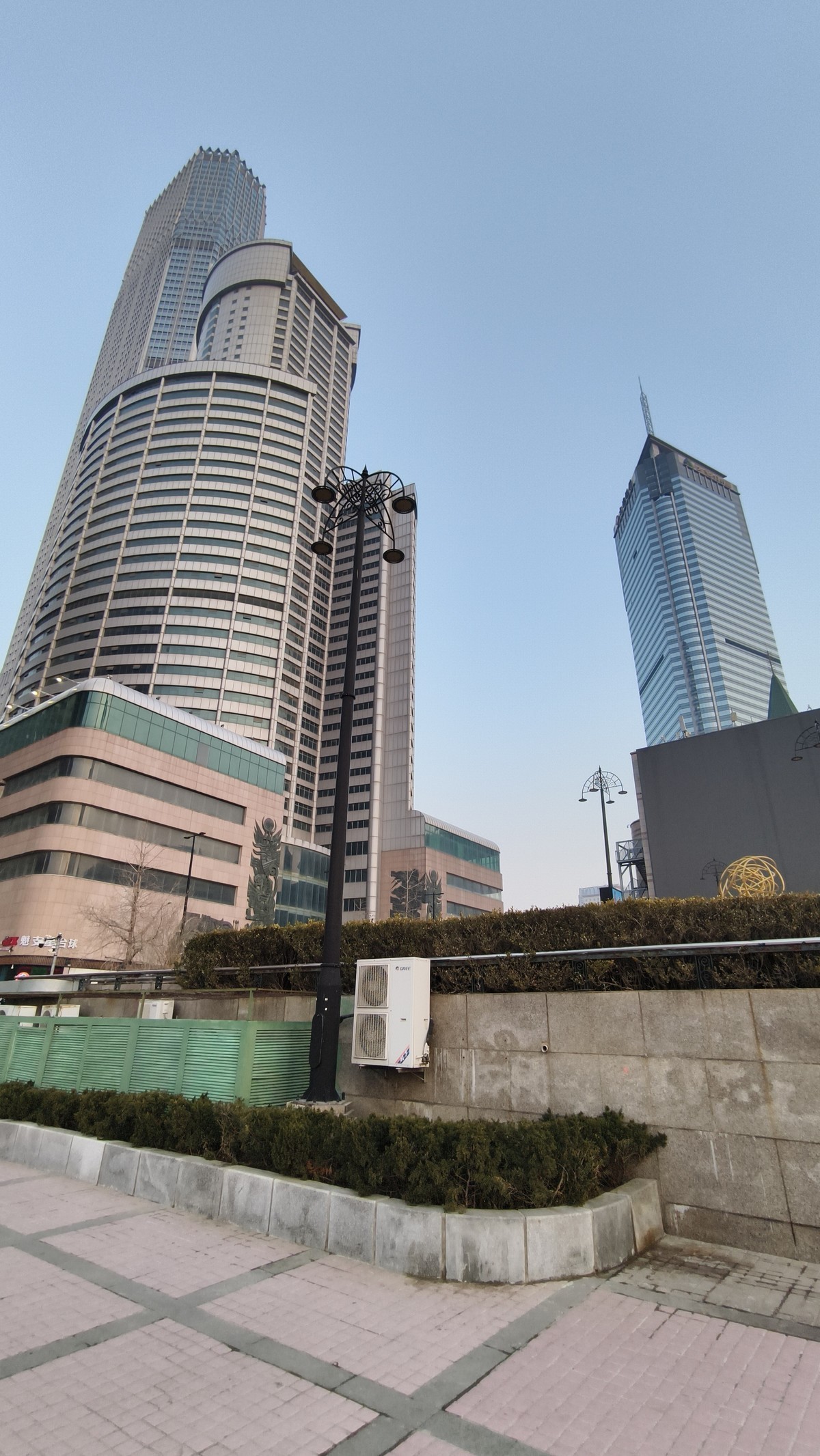 到 处 都 是 高 楼 大 厦 ，人 在 哪 ？