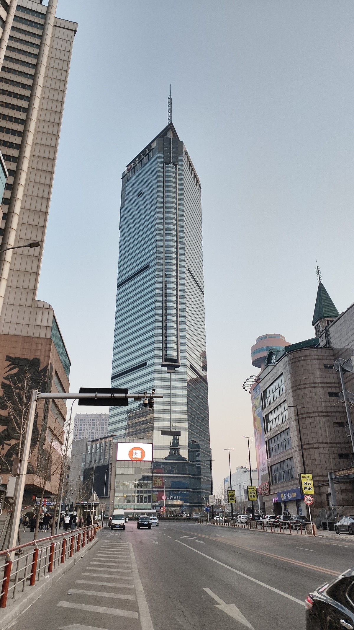 到 处 都 是 高 楼 大 厦 ，人 在 哪 ？