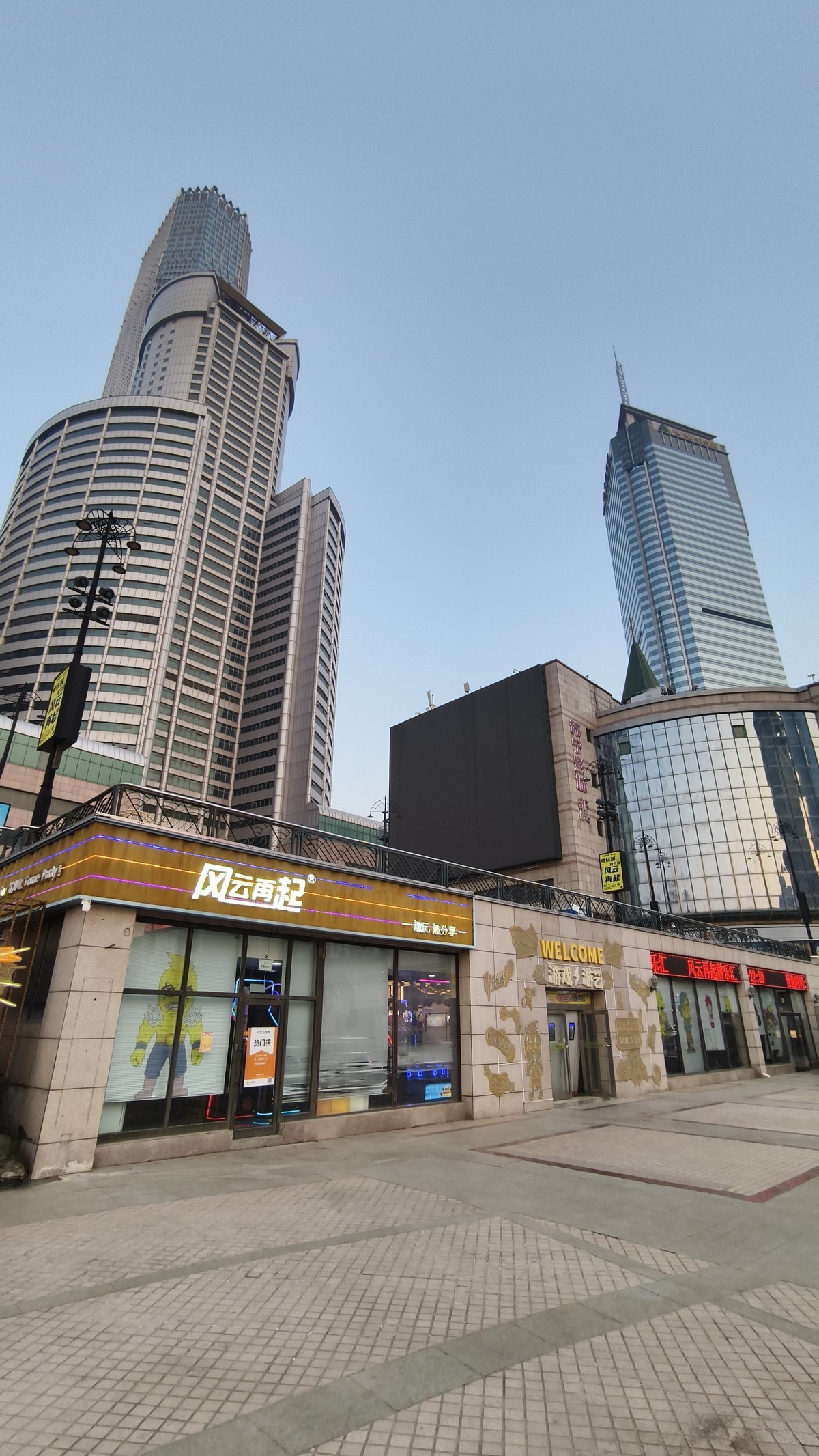 到 处 都 是 高 楼 大 厦 ，人 在 哪 ？