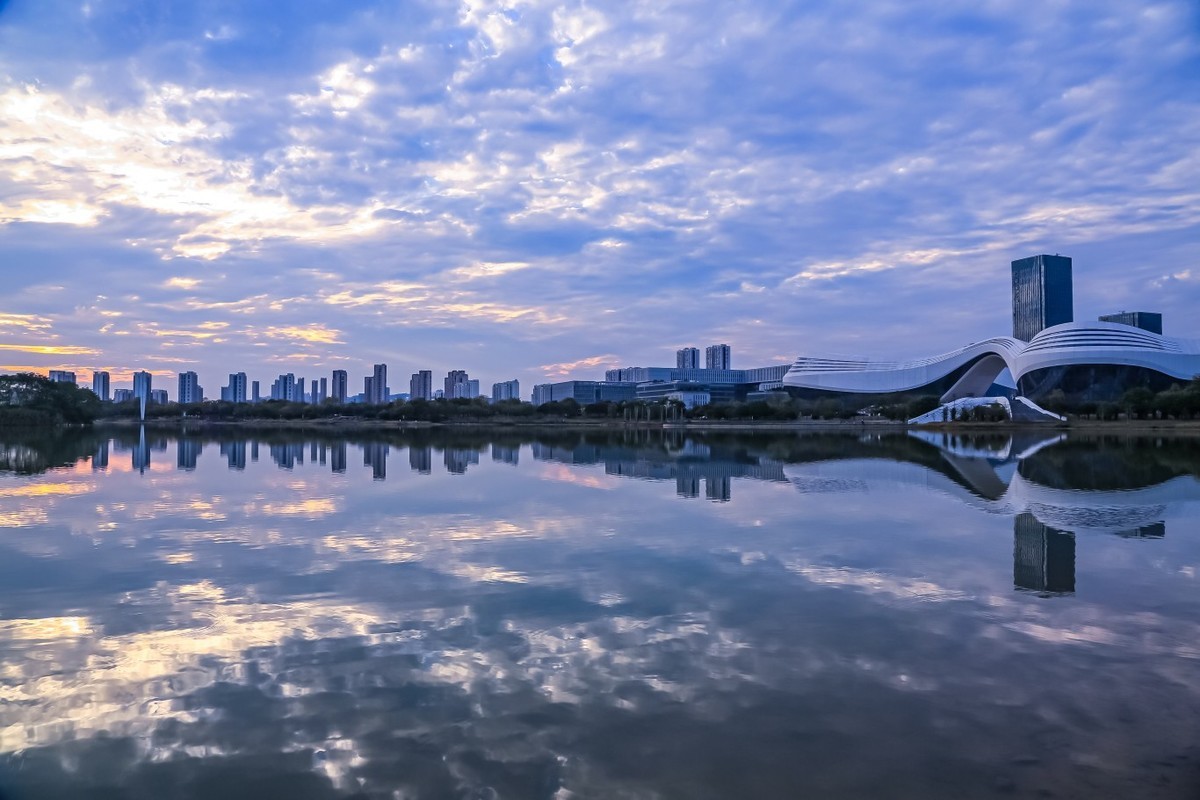 余晖中的公园一隅