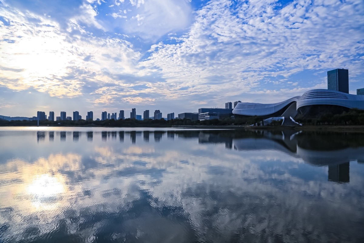 余晖中的公园一隅