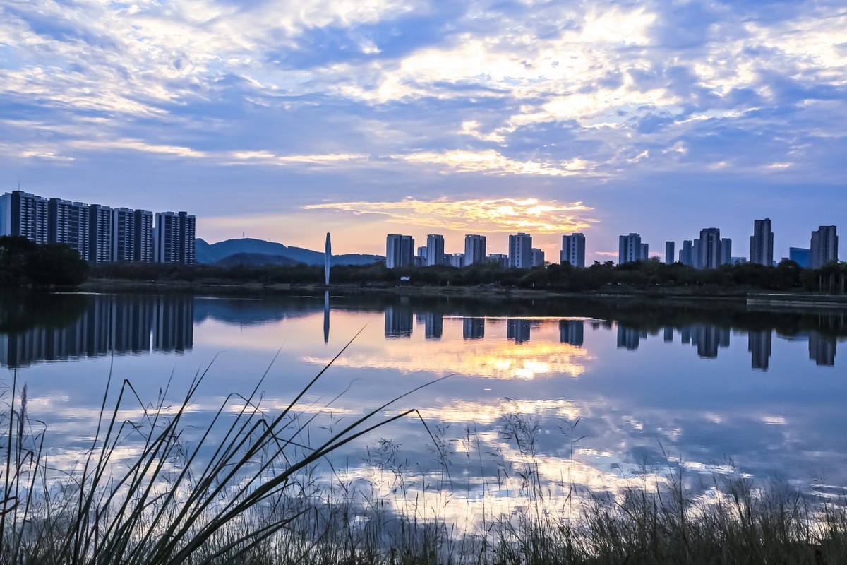 余晖中的公园一隅