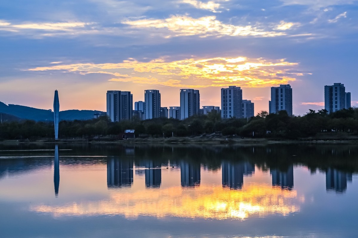 余晖中的公园一隅