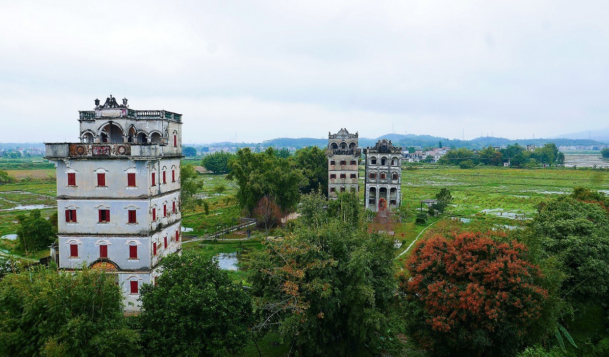 去海南路途中印象最深的一个景点《开平碉楼群》是早期富人自建楼群，感觉挺神秘。