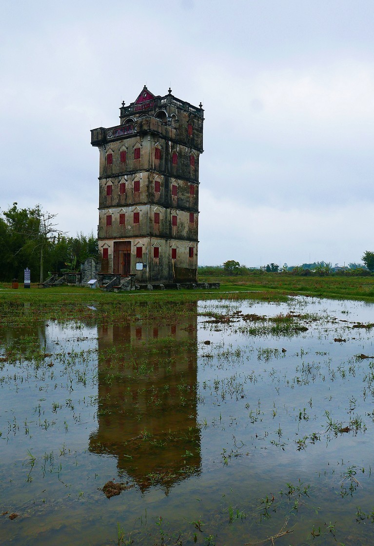 去海南路途中印象最深的一个景点《开平碉楼群》是早期富人自建楼群，感觉挺神秘。