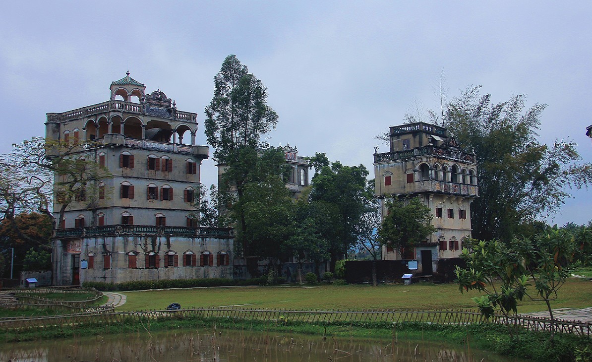 去海南路途中印象最深的一个景点《开平碉楼群》是早期富人自建楼群，感觉挺神秘。