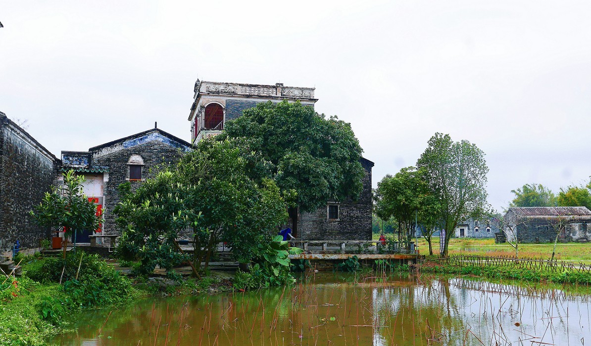 去海南路途中印象最深的一个景点《开平碉楼群》是早期富人自建楼群，感觉挺神秘。