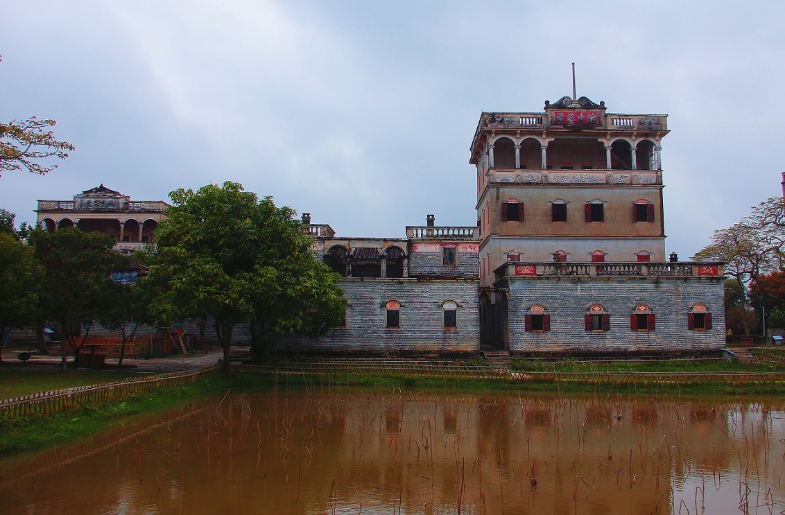 去海南路途中印象最深的一个景点《开平碉楼群》是早期富人自建楼群，感觉挺神秘。