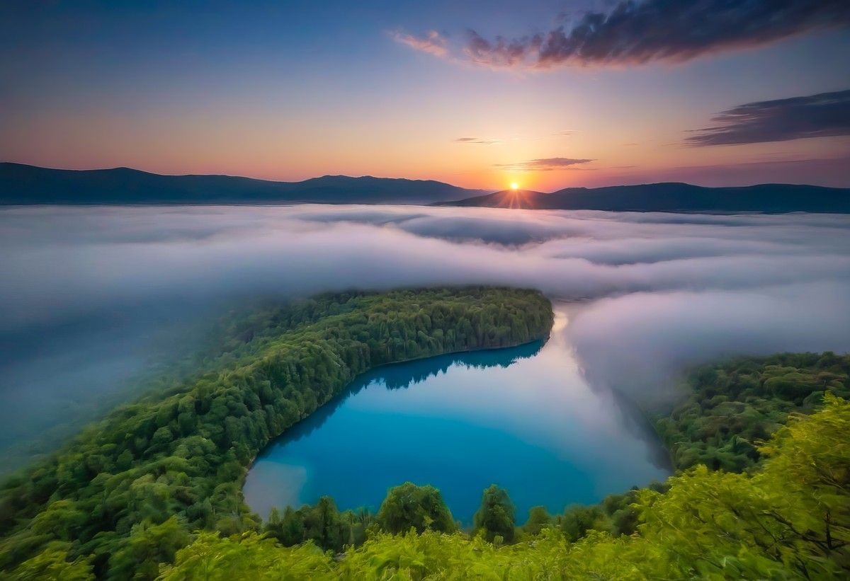 日出下的草原湖泊奇观