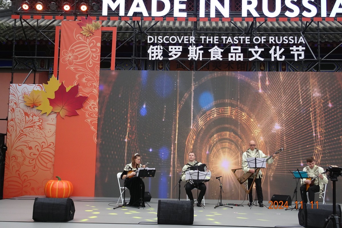 优雅的俄罗斯民乐合奏