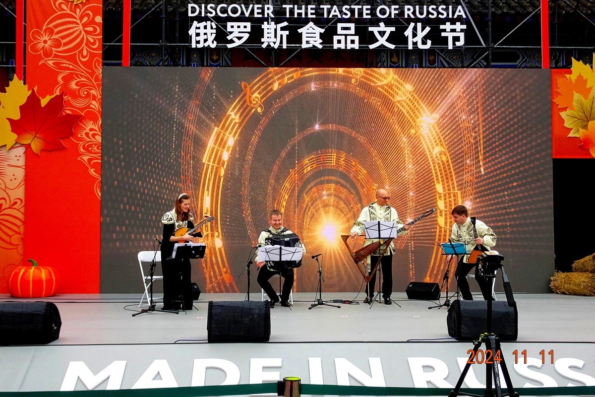 优雅的俄罗斯民乐合奏