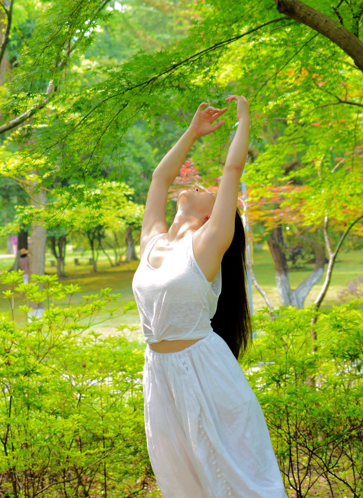 公园里练习瑜伽女孩
