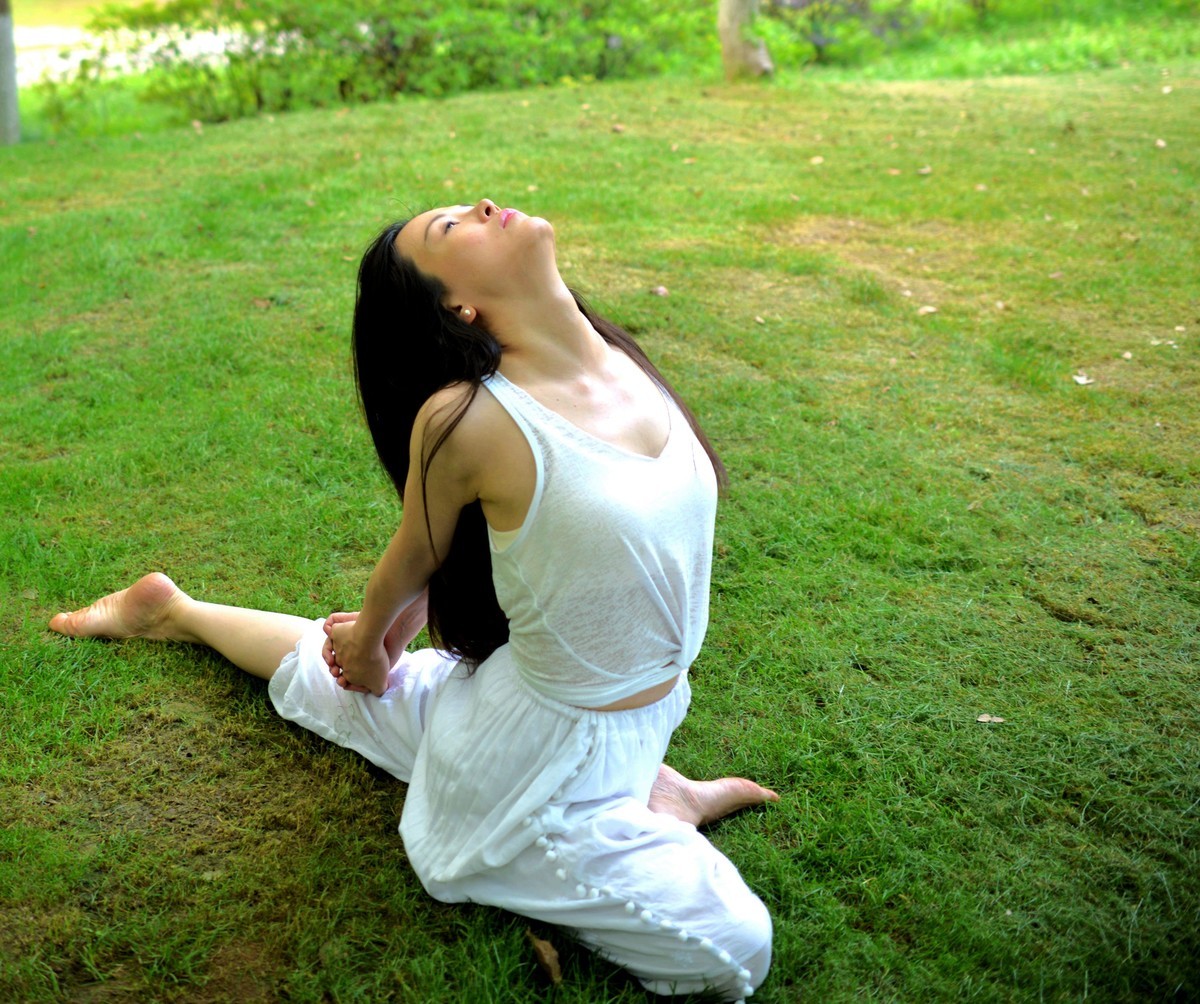 公园里练习瑜伽女孩