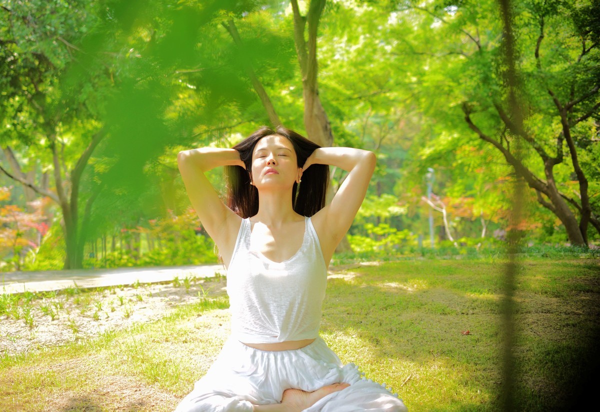 公园里练习瑜伽女孩