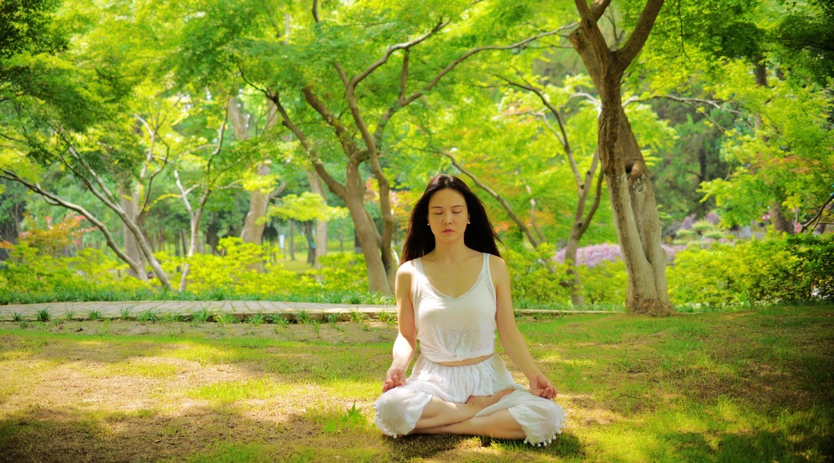 公园里练习瑜伽女孩