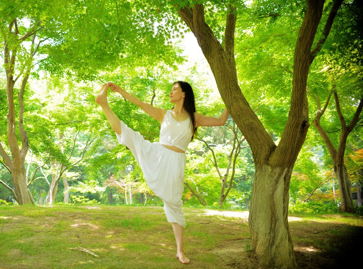 公园里练习瑜伽女孩