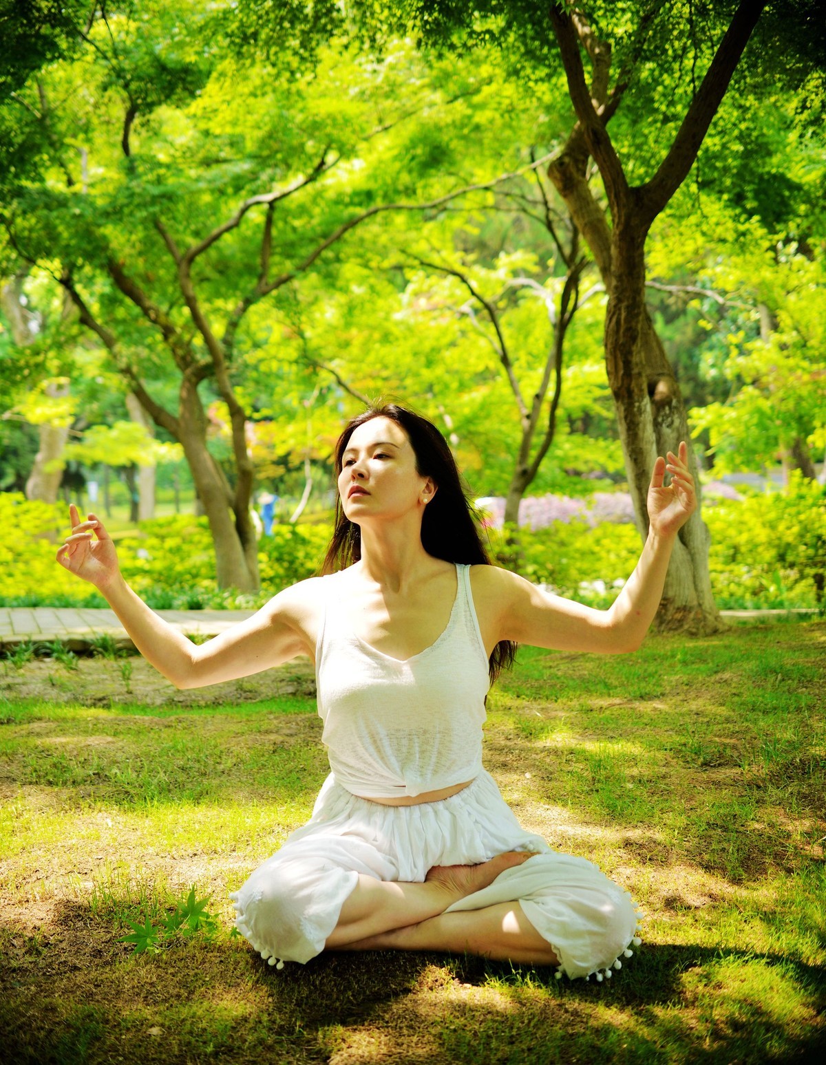 公园里练习瑜伽女孩