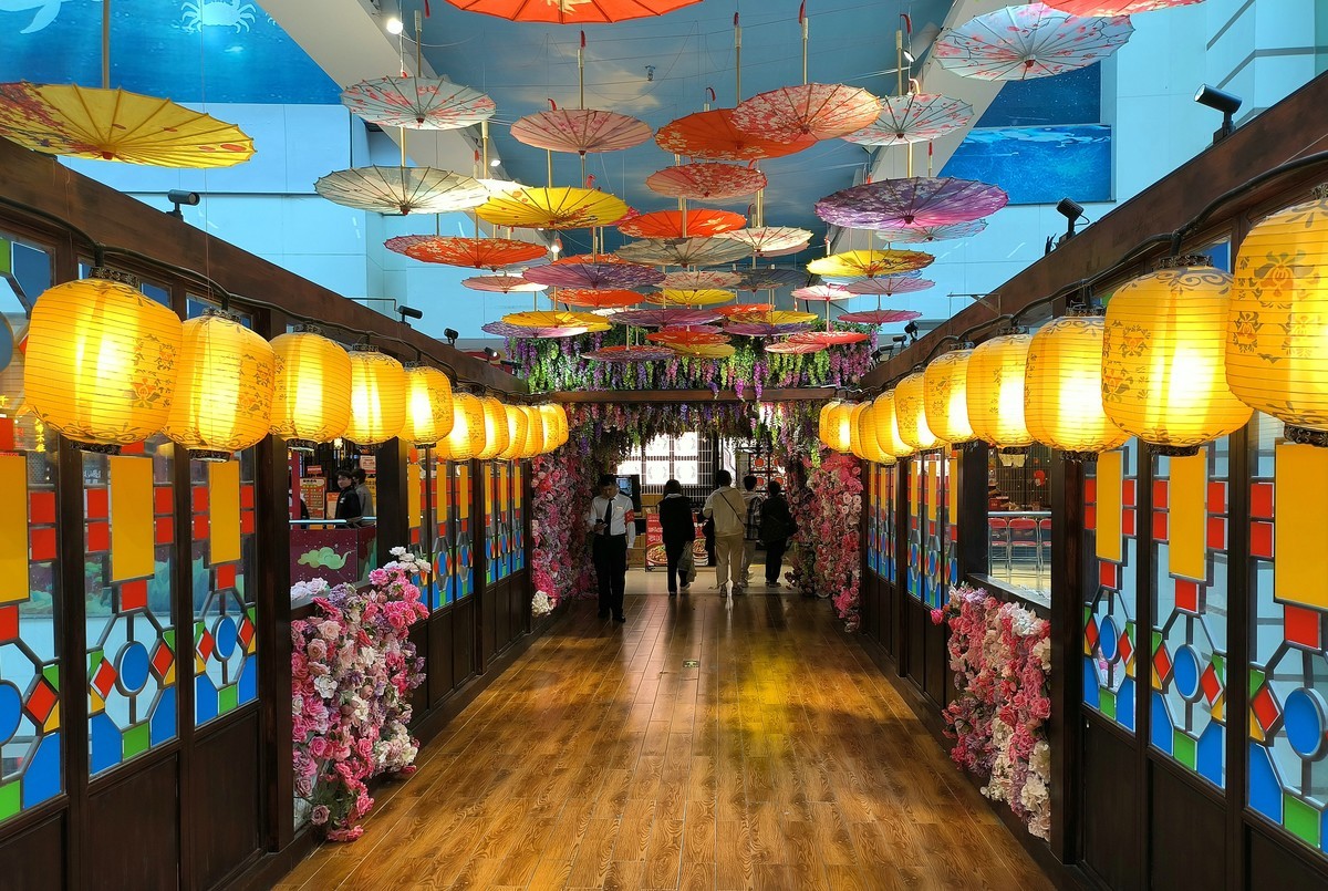 祝大家新春快乐！节日的广正街。