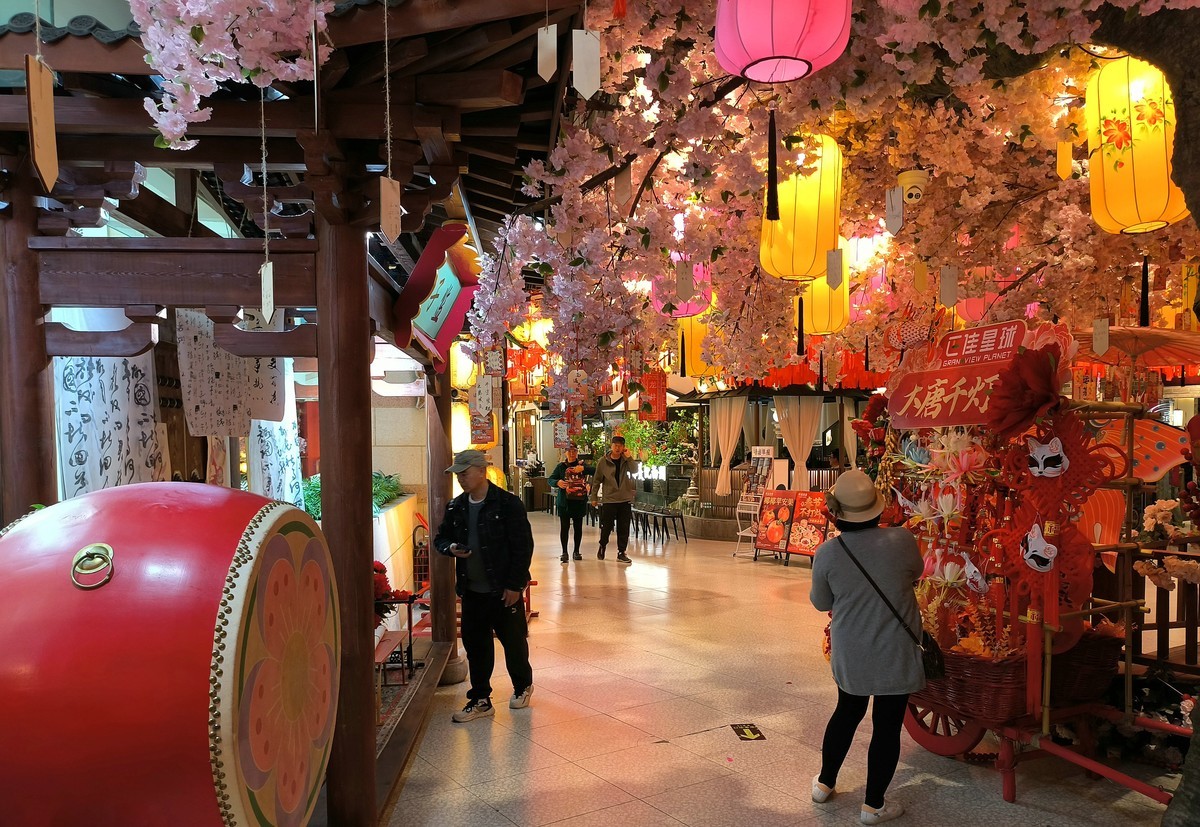 祝大家新春快乐！节日的广正街。