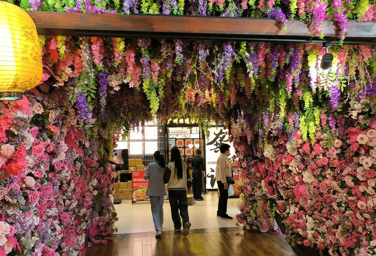 祝大家新春快乐！节日的广正街。