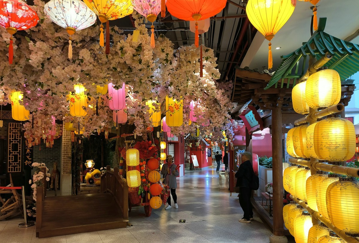 祝大家新春快乐！节日的广正街。