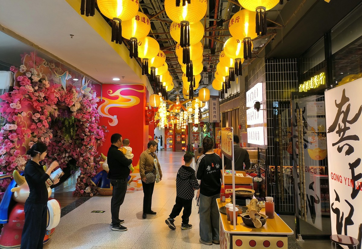 祝大家新春快乐！节日的广正街。