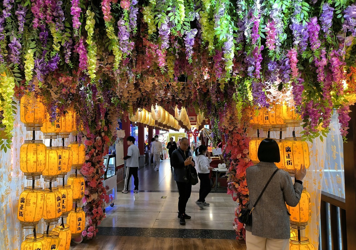 祝大家新春快乐！节日的广正街。