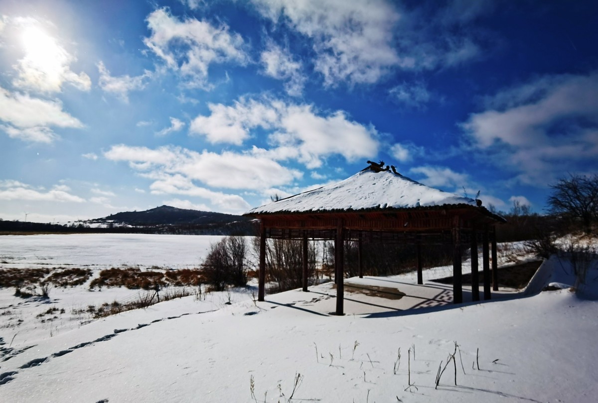 三月春已到，藏在御道口草原森林风景区里还未消失的雪
