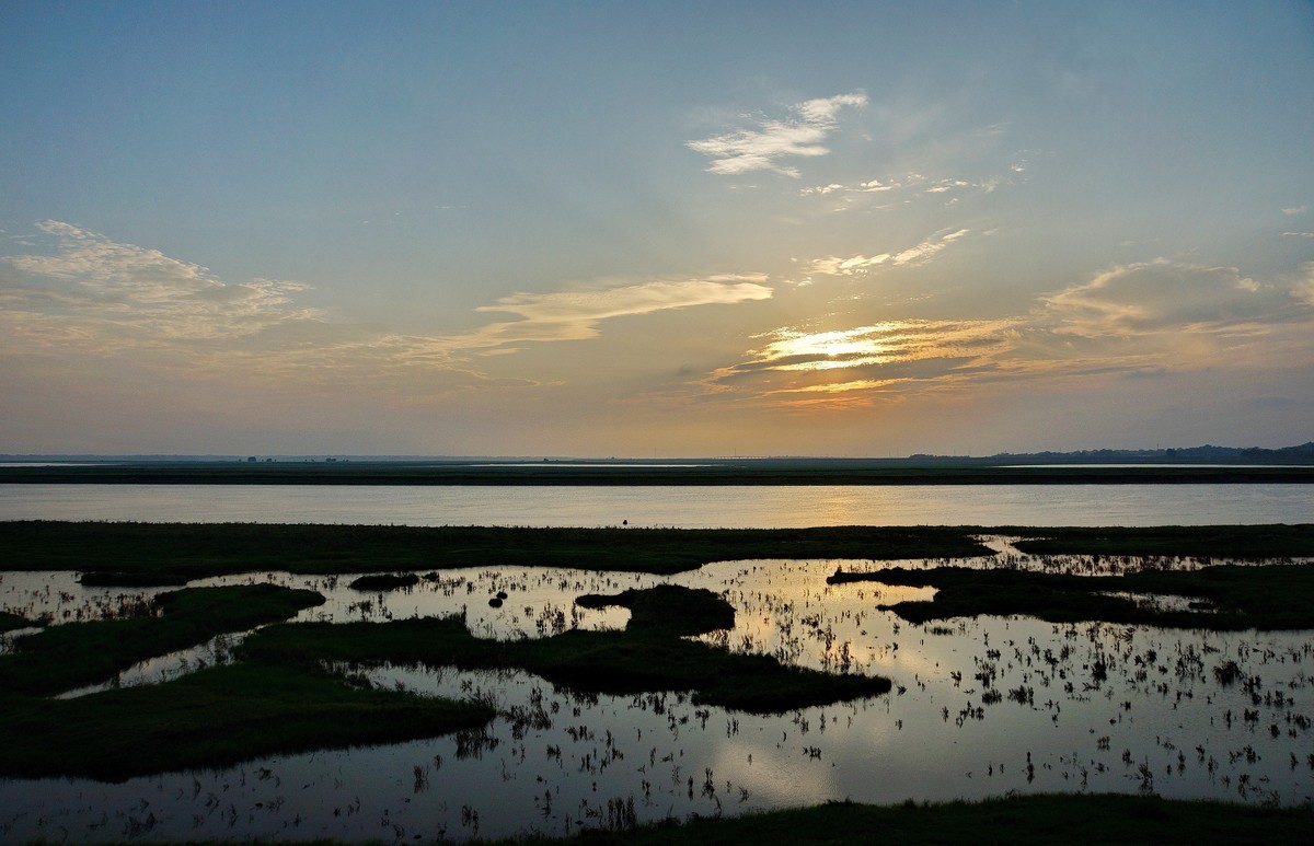 六月湖畔夕阳红