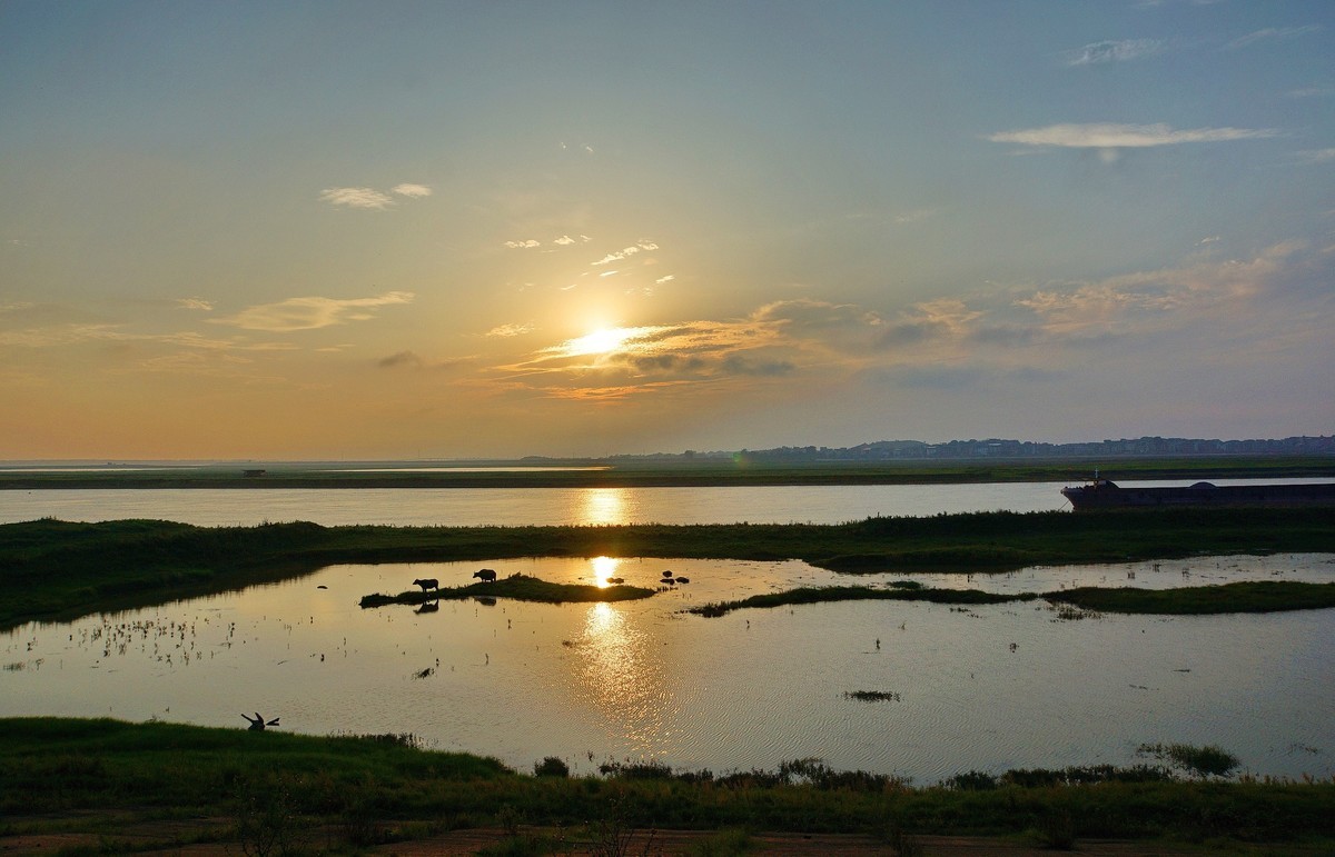 六月湖畔夕阳红