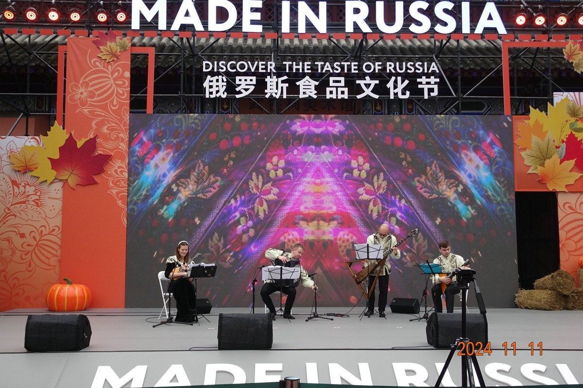 优雅的俄罗斯民乐合奏