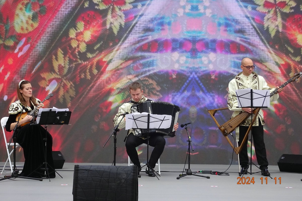 优雅的俄罗斯民乐合奏