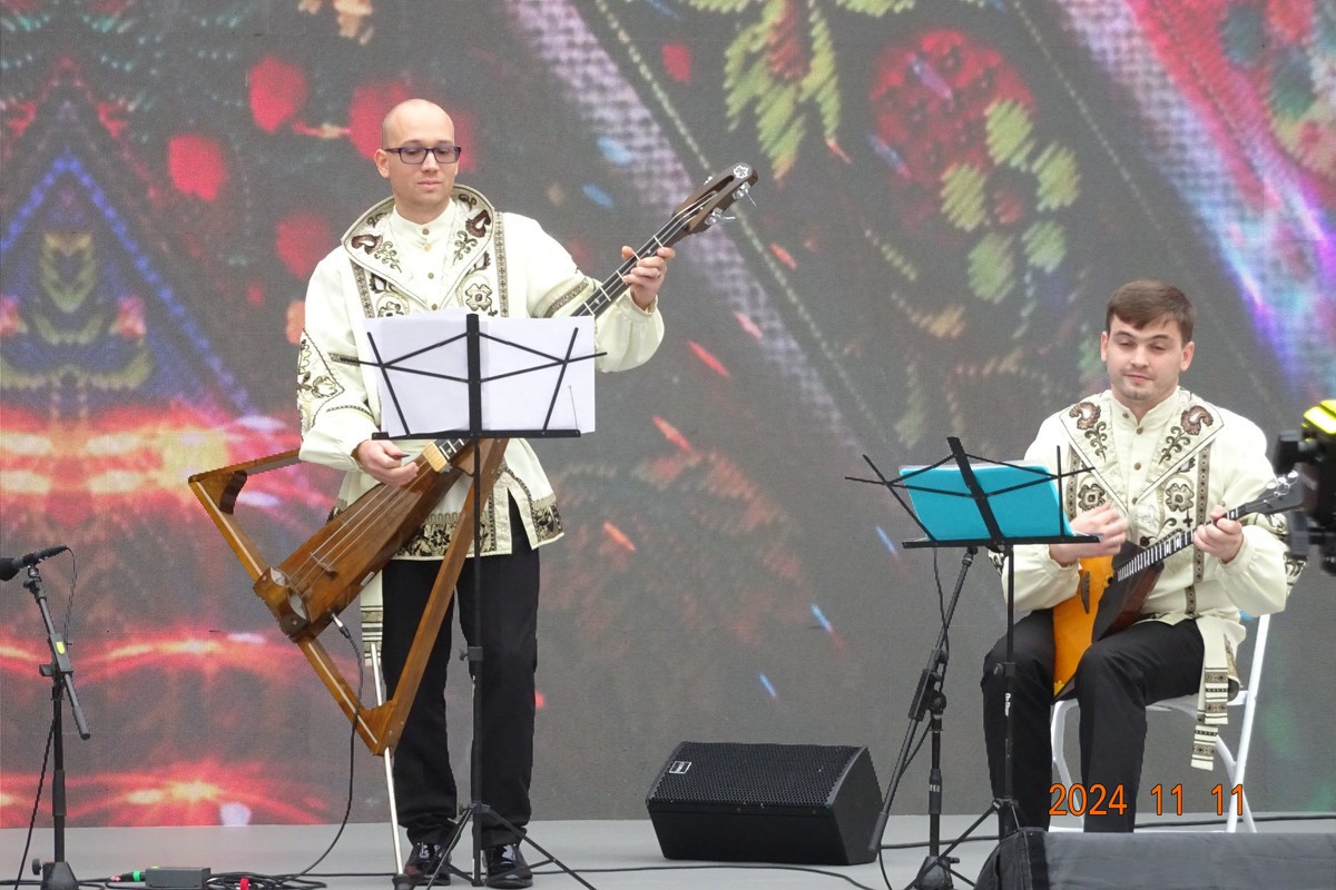 优雅的俄罗斯民乐合奏