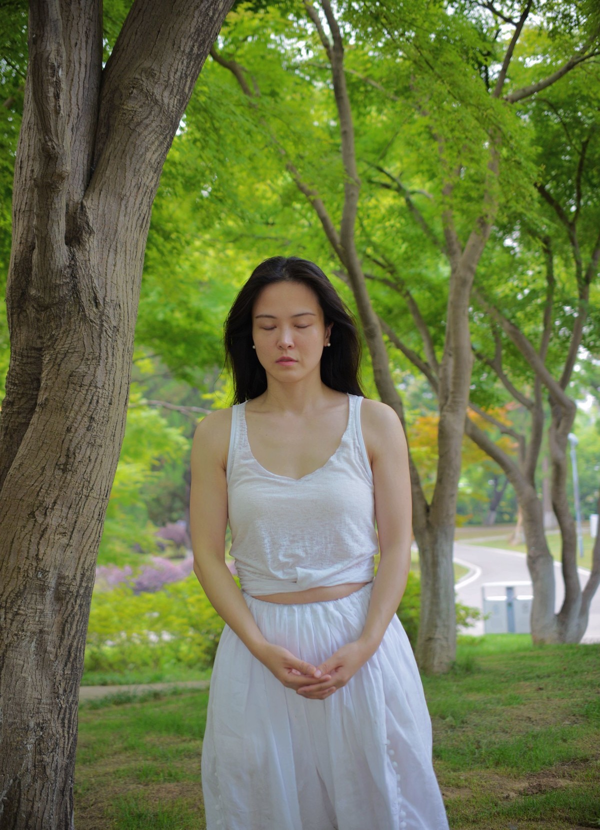 公园里练习瑜伽女孩