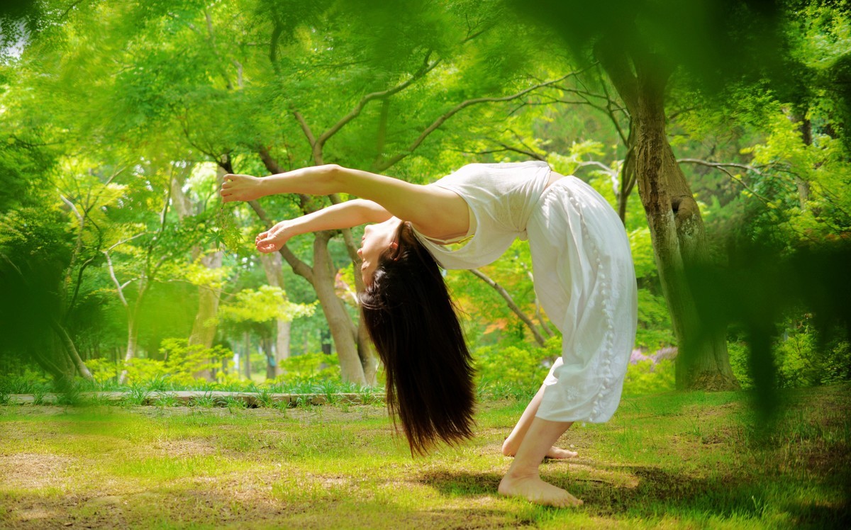 公园里练习瑜伽女孩