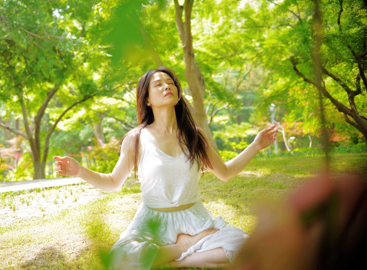 公园里练习瑜伽女孩