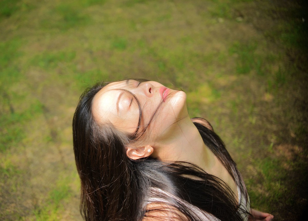 公园里练习瑜伽女孩