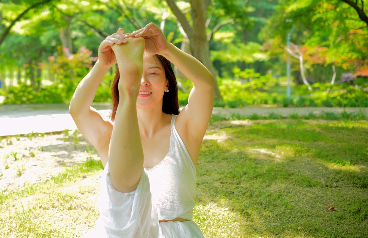 公园里练习瑜伽女孩