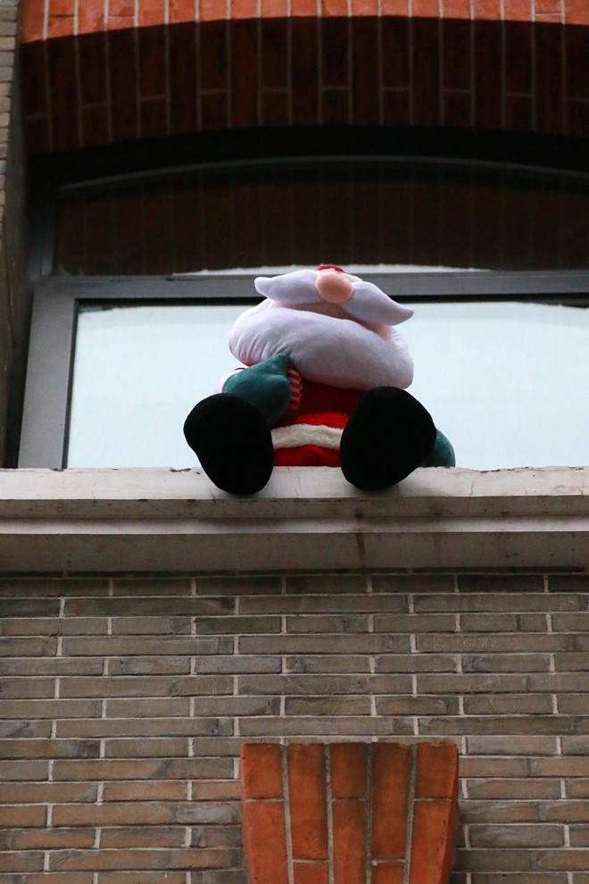 爬 墙 翻 窗 的 圣 诞 老 人