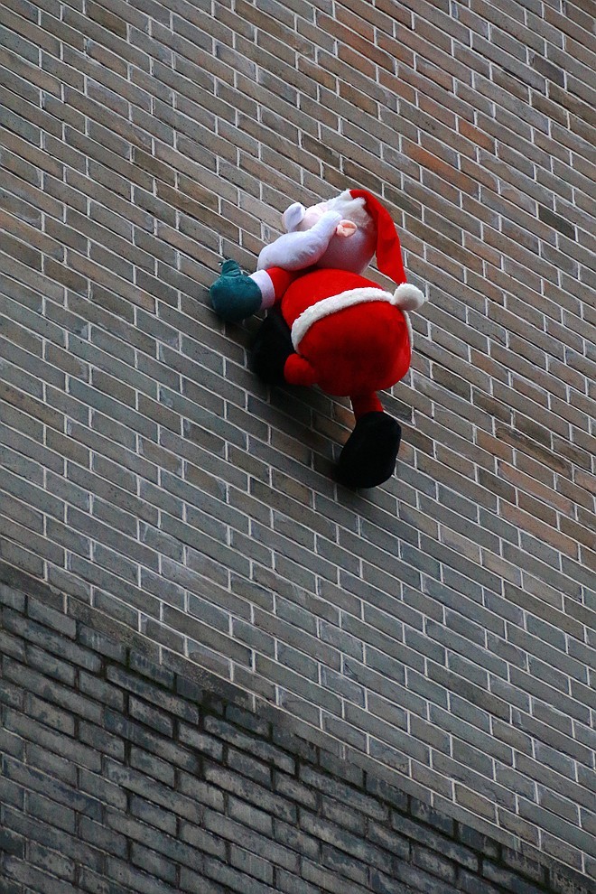 爬 墙 翻 窗 的 圣 诞 老 人