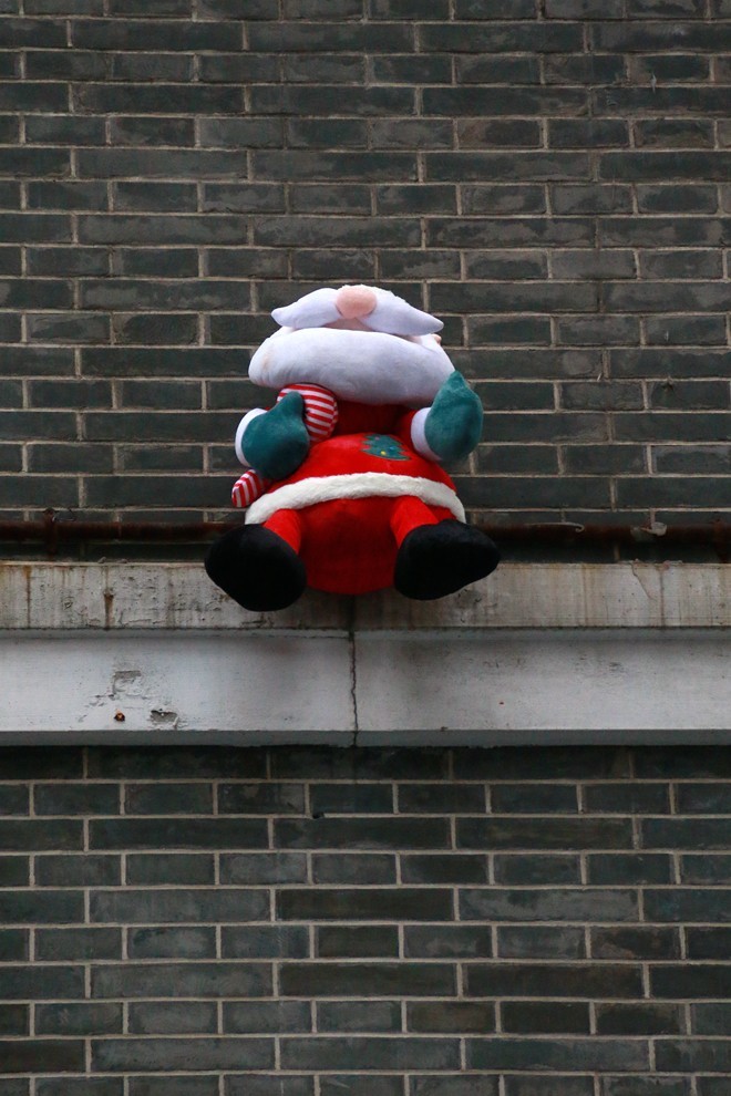 爬 墙 翻 窗 的 圣 诞 老 人