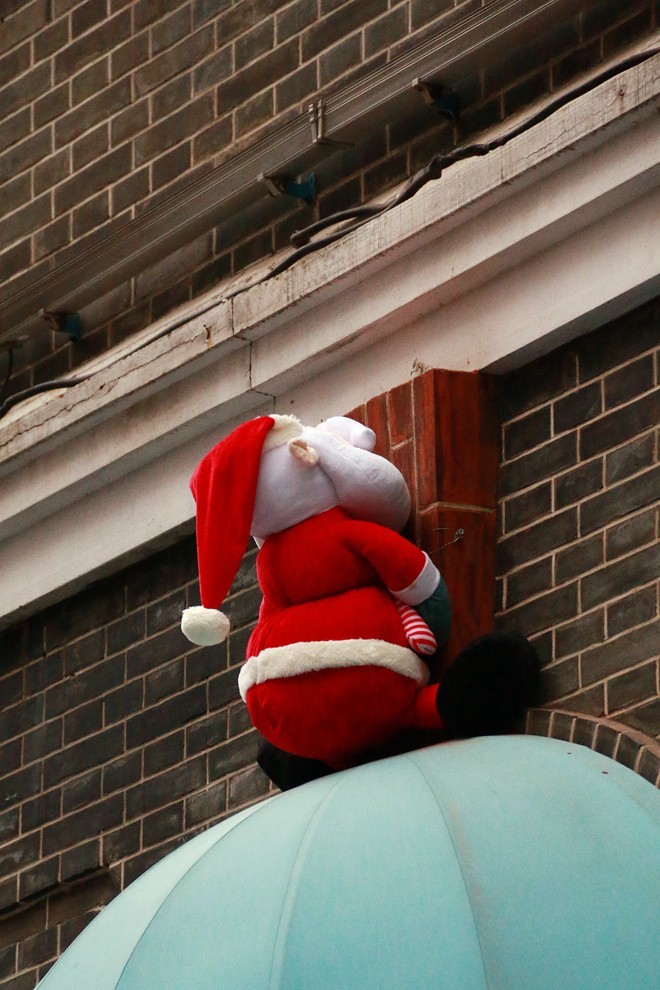 爬 墙 翻 窗 的 圣 诞 老 人