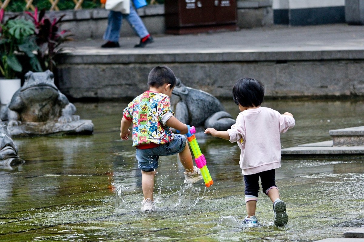 开心童年——公园里踏浪的小朋友（三）