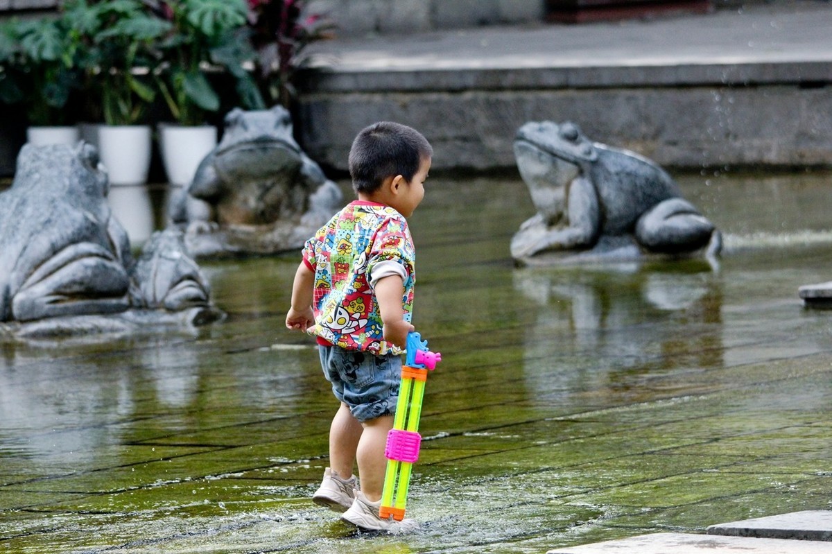 开心童年——公园里踏浪的小朋友（三）