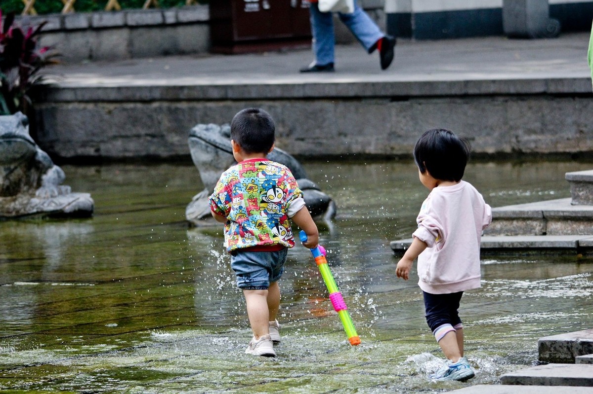 开心童年——公园里踏浪的小朋友（三）